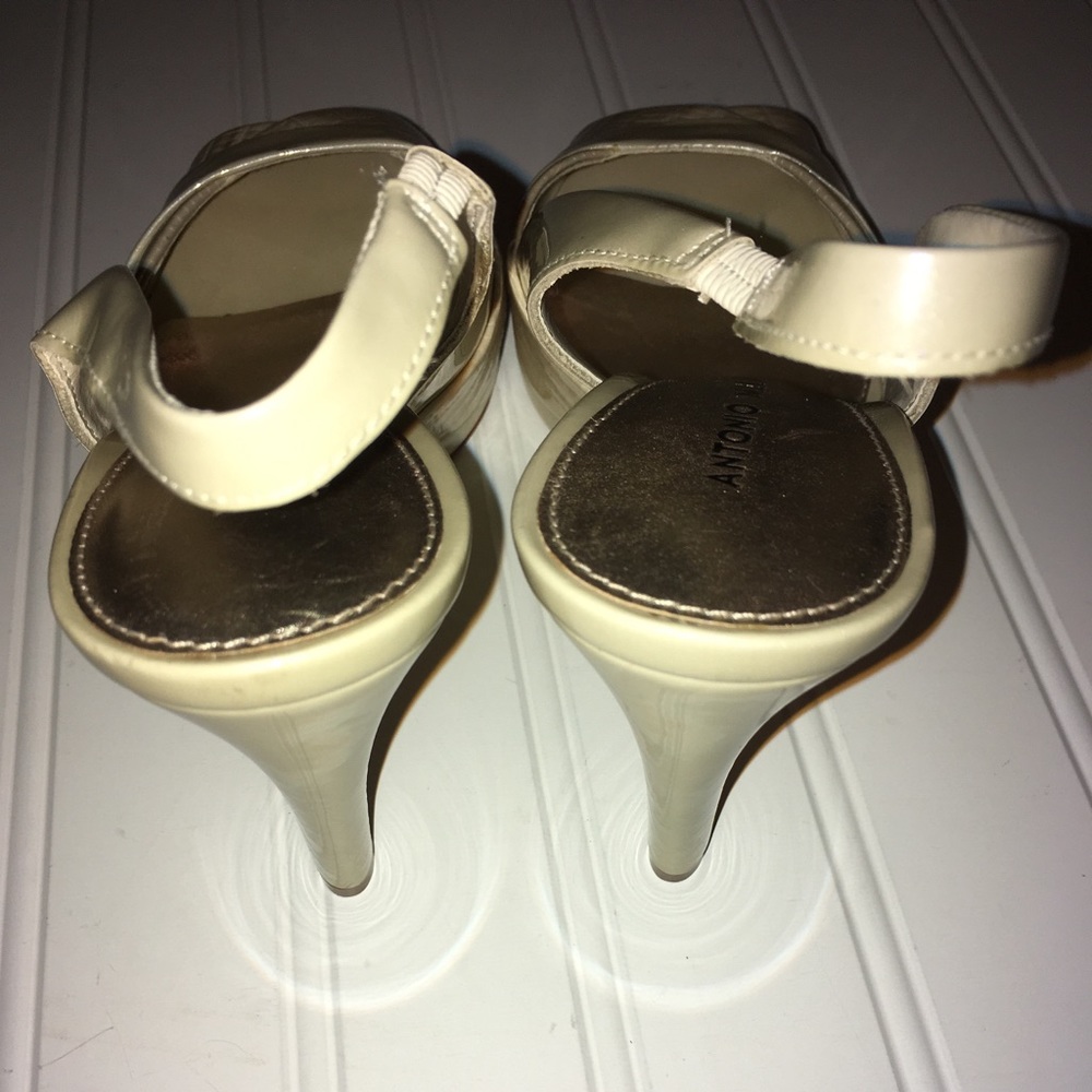 Antonio Melani ladies 7.5 pearl patent pumps. - Picture 3 of 6
